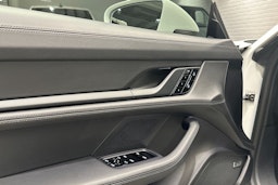 valkoinen Porsche Taycan 2020 kuva 17.