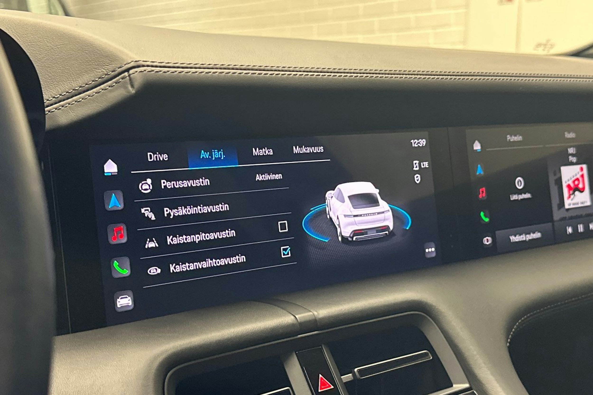 valkoinen Porsche Taycan 2020 kuva 20.