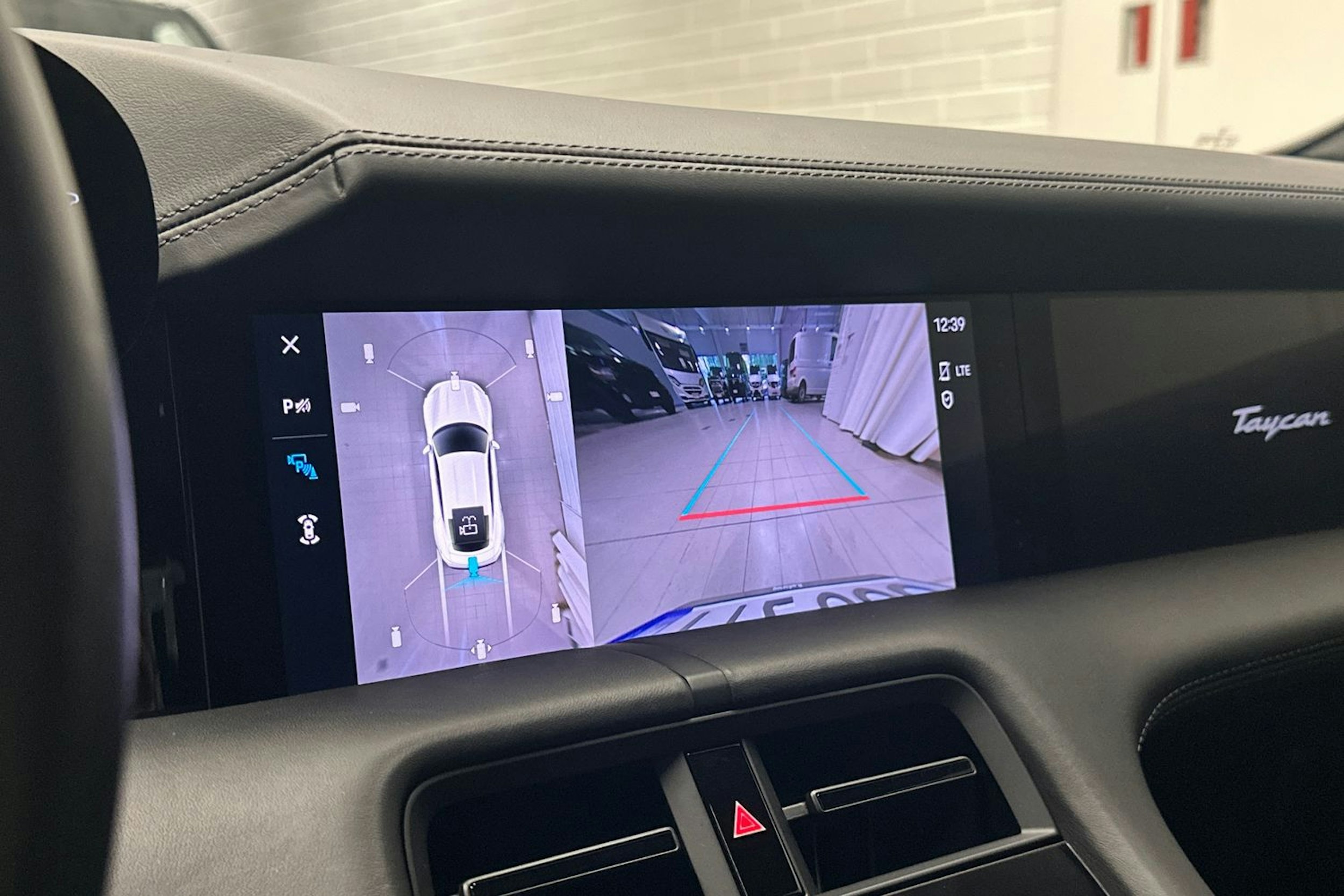 valkoinen Porsche Taycan 2020 kuva 21.
