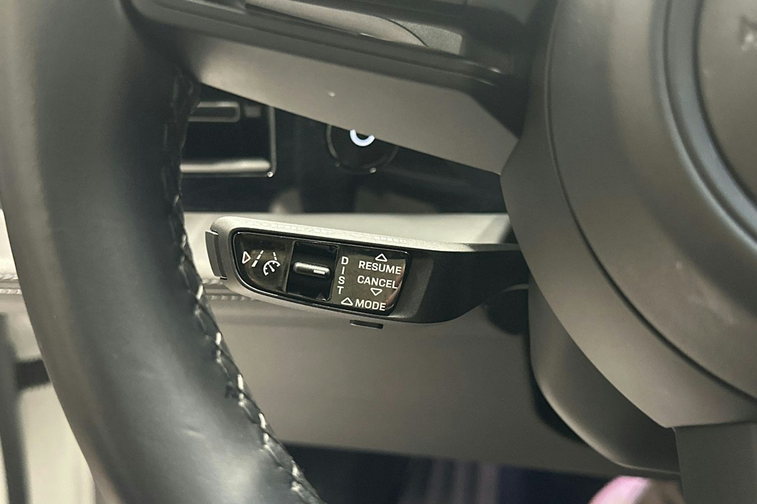 valkoinen Porsche Taycan 2020 kuva 22.