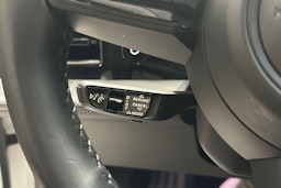 valkoinen Porsche Taycan 2020 kuva 22.