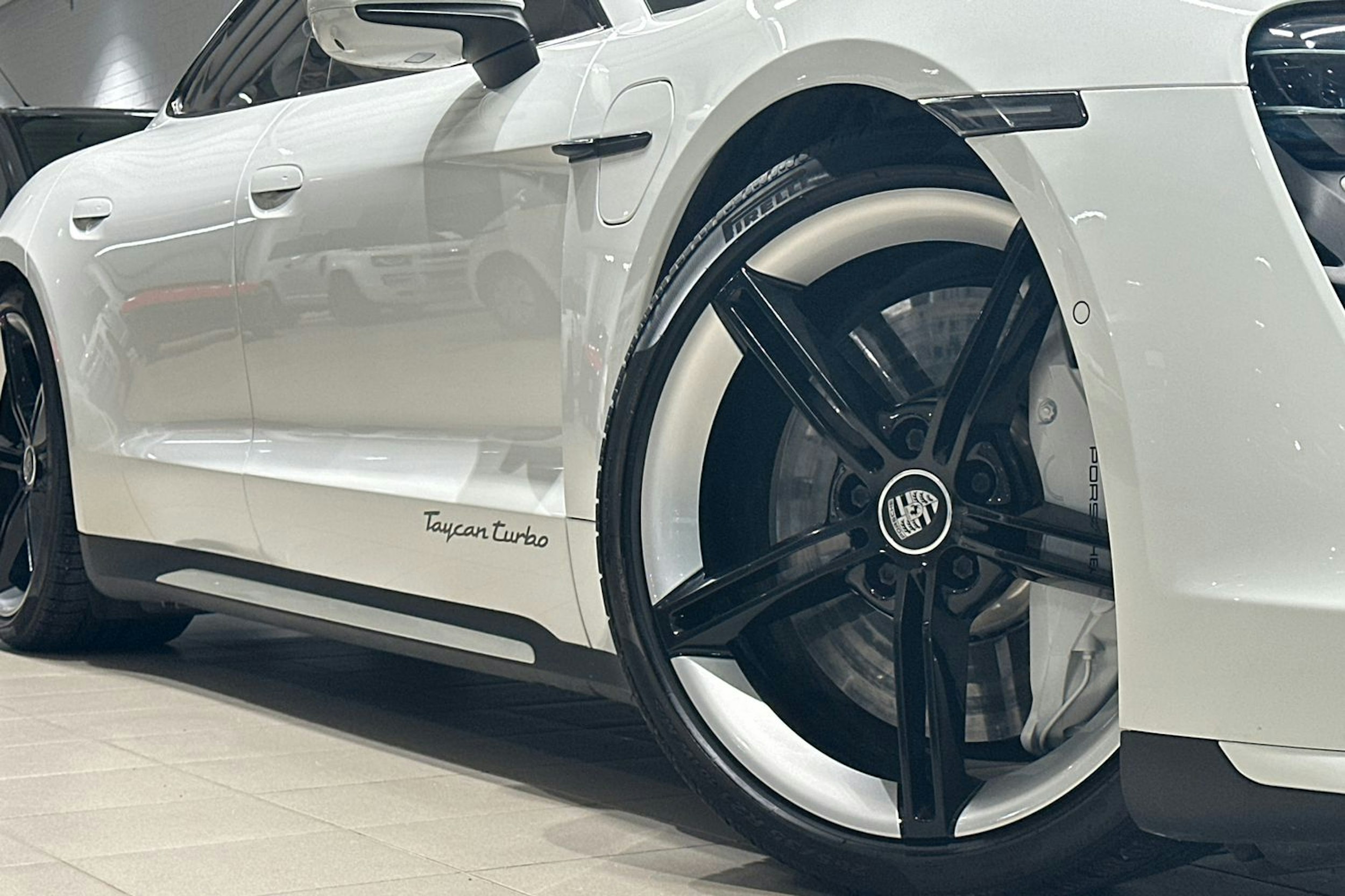 valkoinen Porsche Taycan 2020 kuva 23.