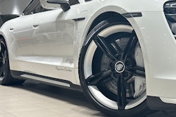 valkoinen Porsche Taycan 2020 kuva 23.