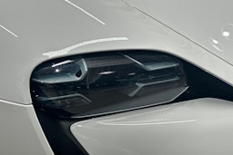 valkoinen Porsche Taycan 2020 kuva 24.