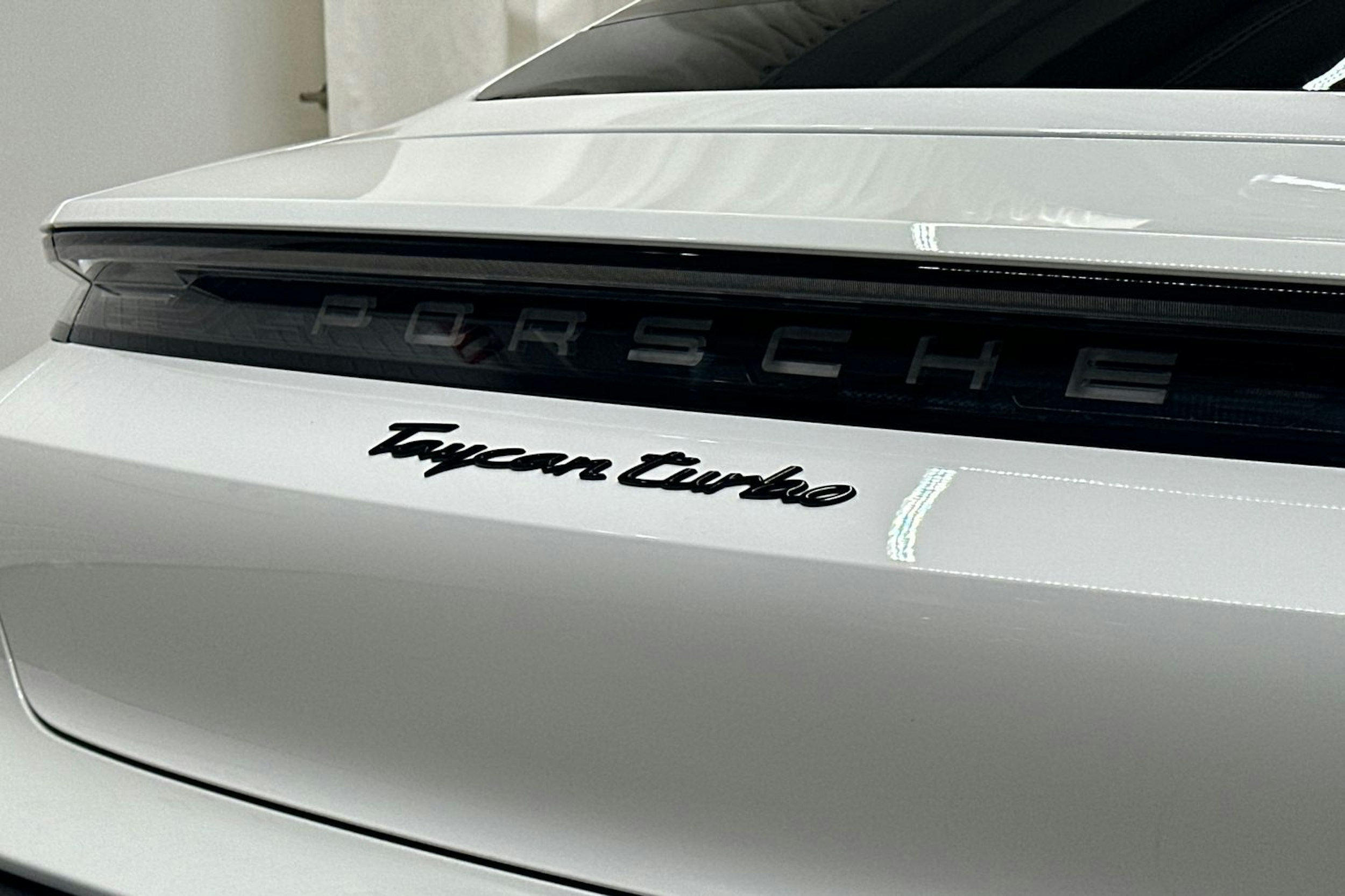 valkoinen Porsche Taycan 2020 kuva 25.