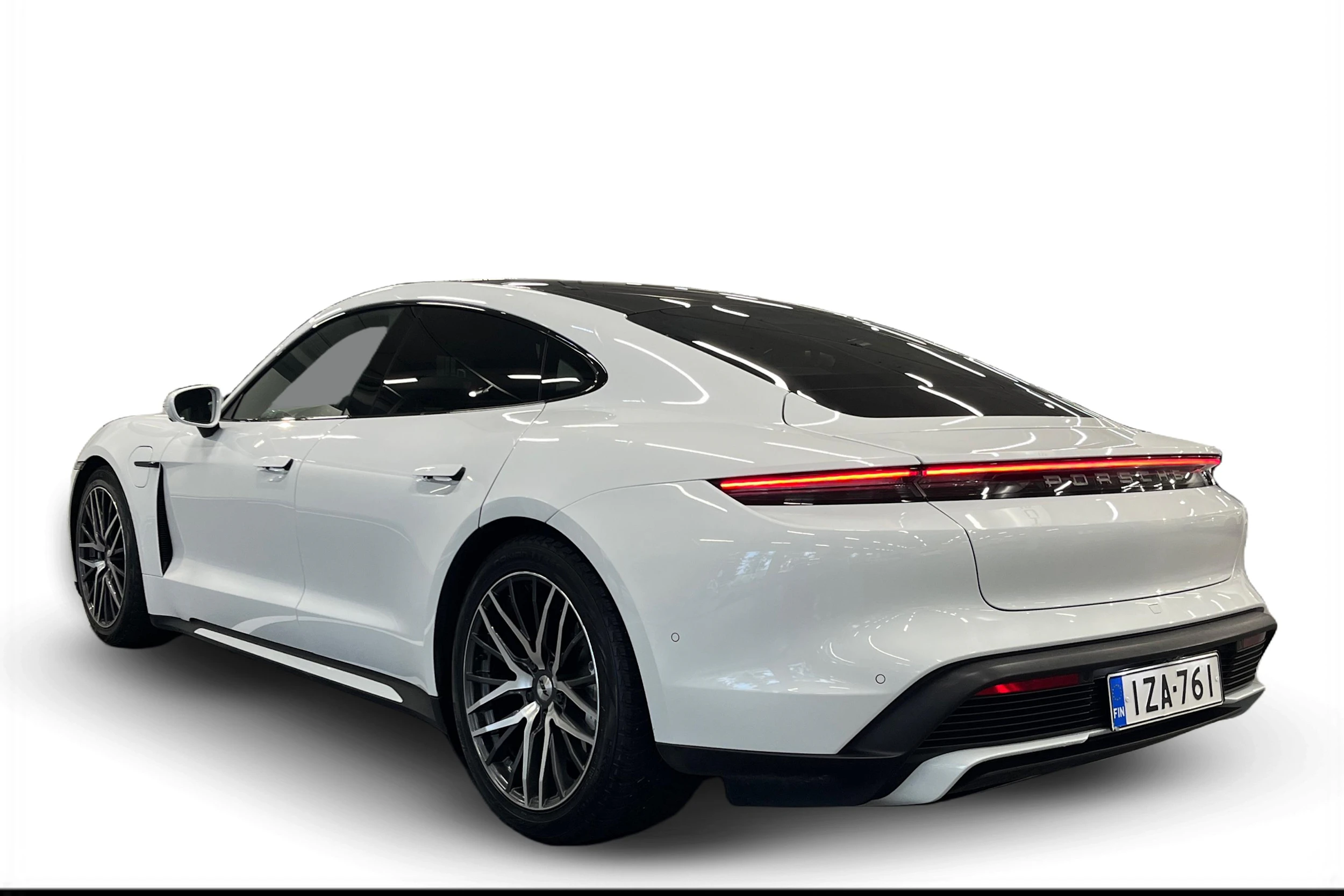 Valkoinen Porsche Taycan 2020 kuva 2.