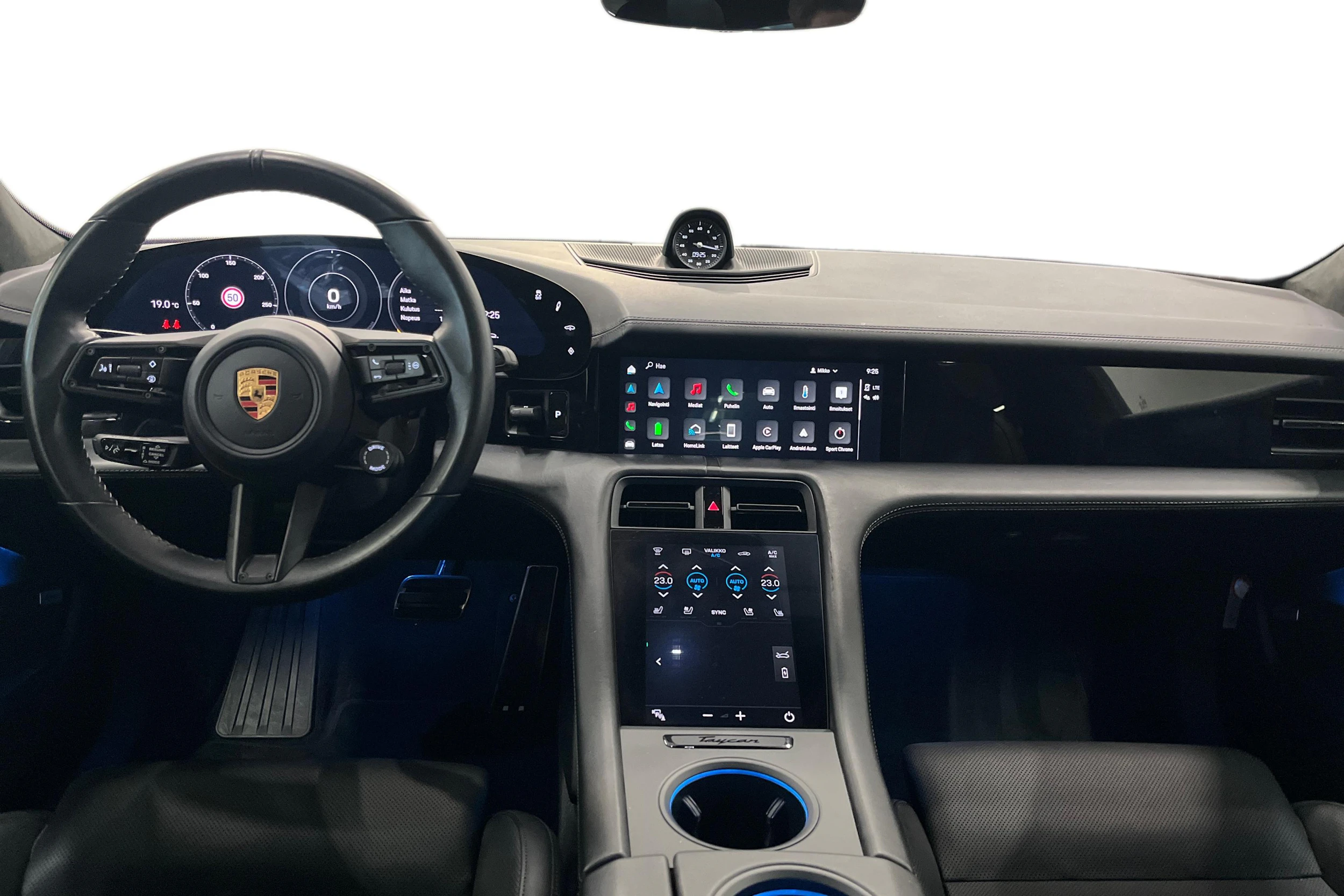 Valkoinen Porsche Taycan 2020 kuva 7.