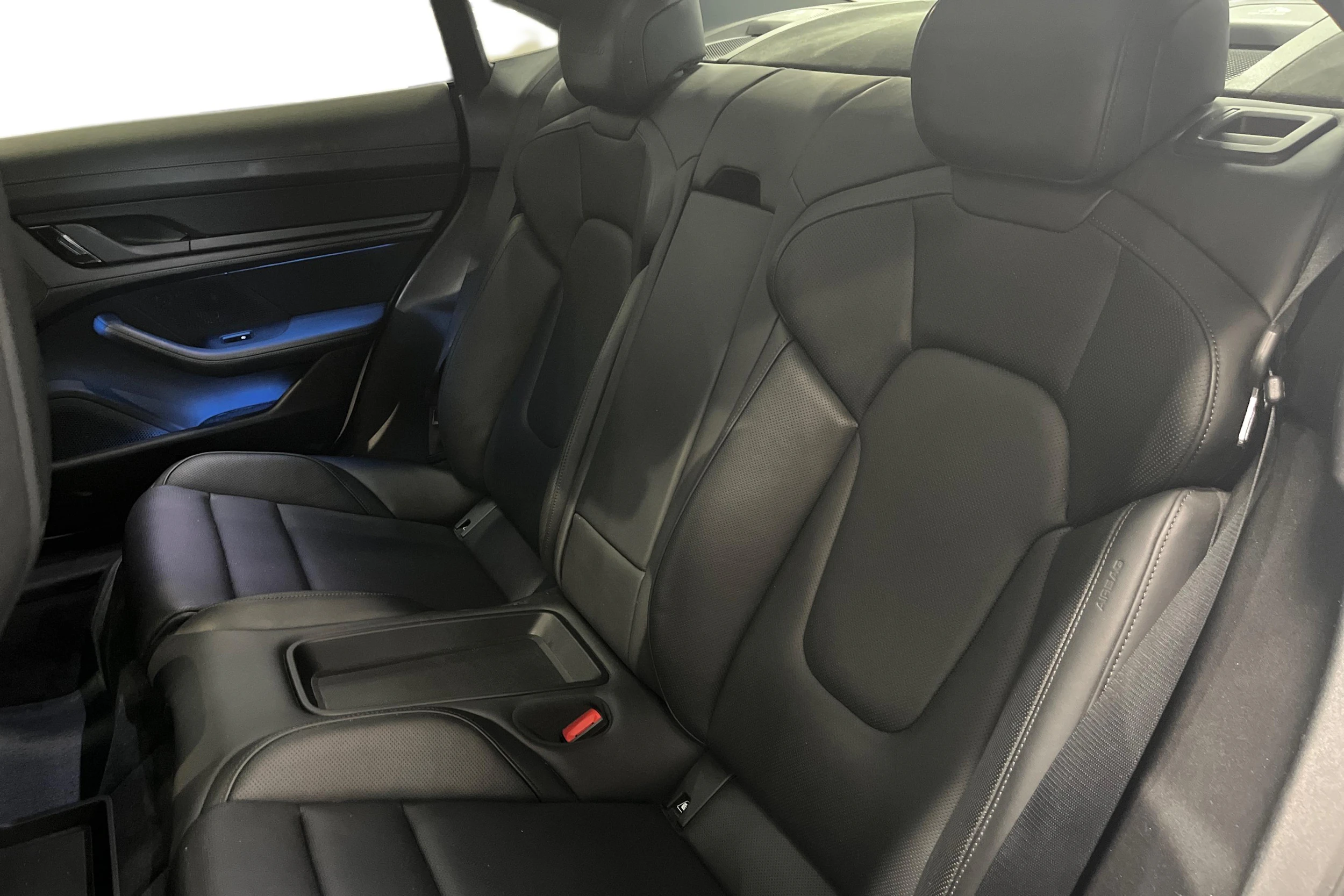 Valkoinen Porsche Taycan 2020 kuva 8.