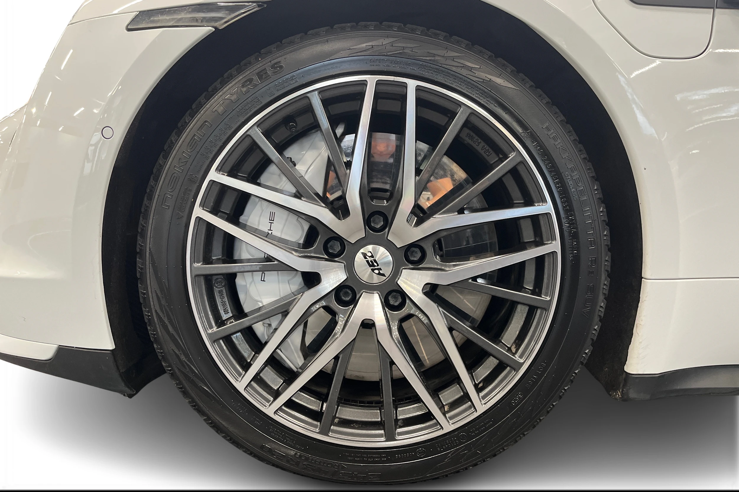 Valkoinen Porsche Taycan 2020 kuva 9.