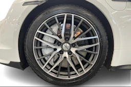 Valkoinen Porsche Taycan 2020 kuva 9.