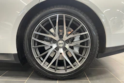 Valkoinen Porsche Taycan 2020 kuva 10.