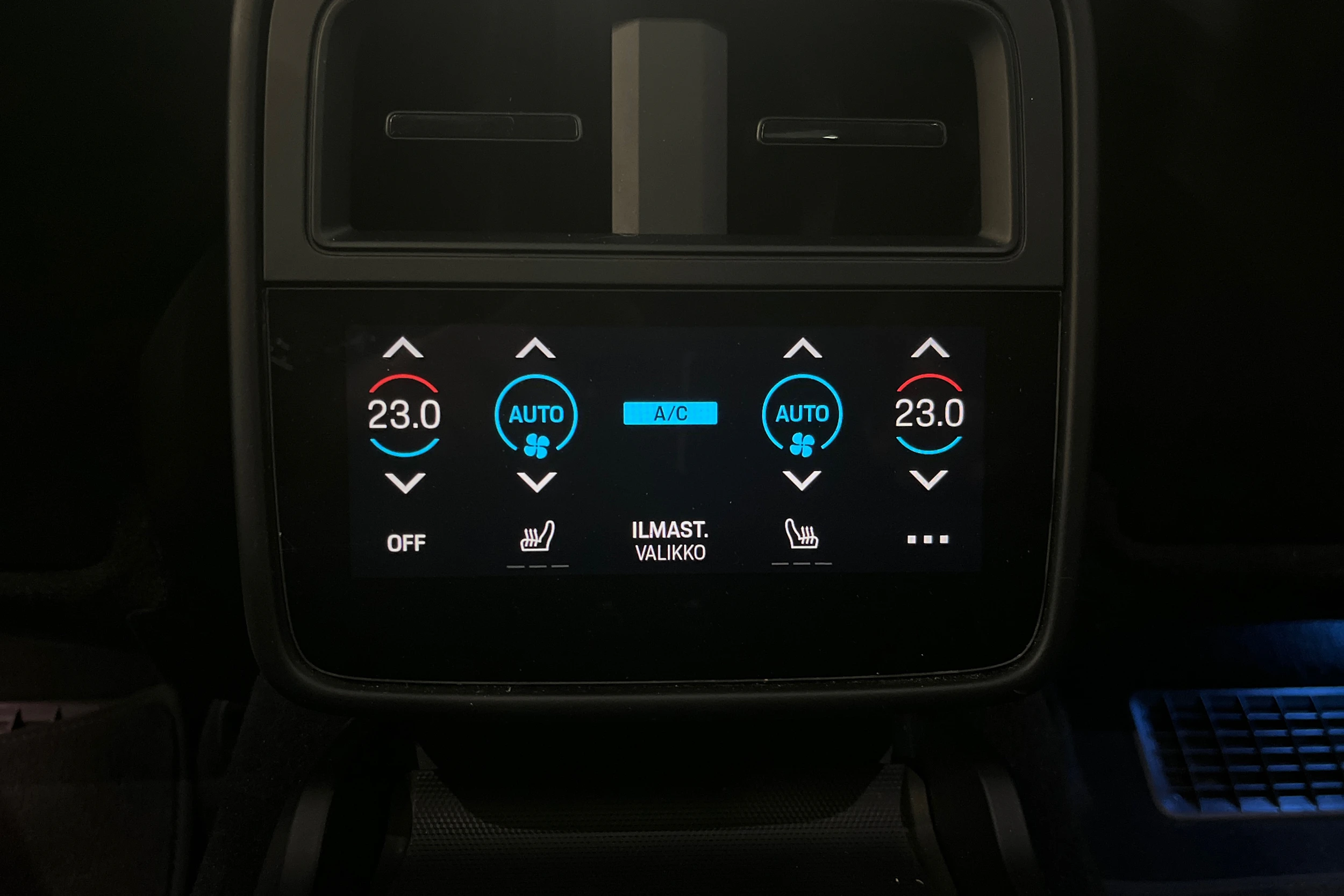 Valkoinen Porsche Taycan 2020 kuva 11.