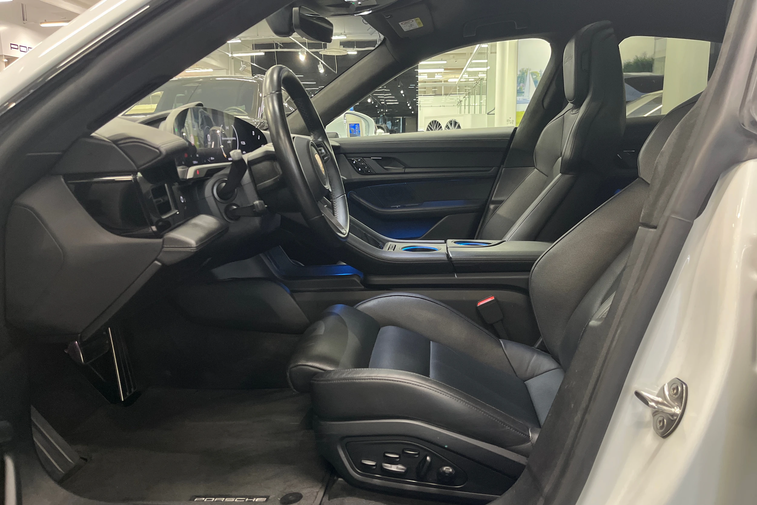 Valkoinen Porsche Taycan 2020 kuva 12.