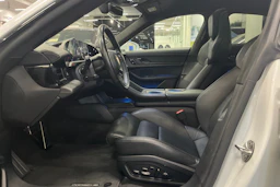 Valkoinen Porsche Taycan 2020 kuva 12.