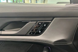 Valkoinen Porsche Taycan 2020 kuva 13.