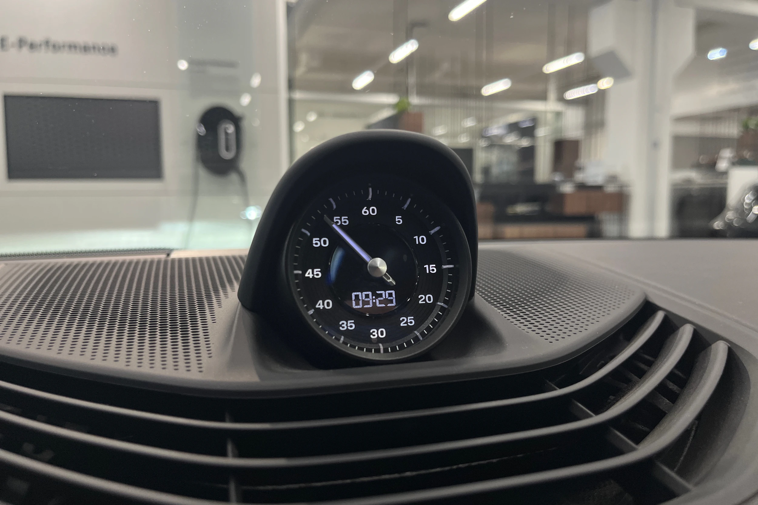 Valkoinen Porsche Taycan 2020 kuva 19.