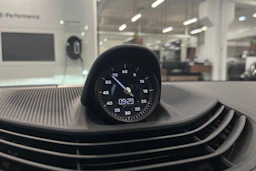 Valkoinen Porsche Taycan 2020 kuva 19.