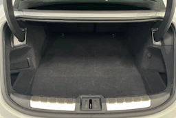 Valkoinen Porsche Taycan 2020 kuva 20.