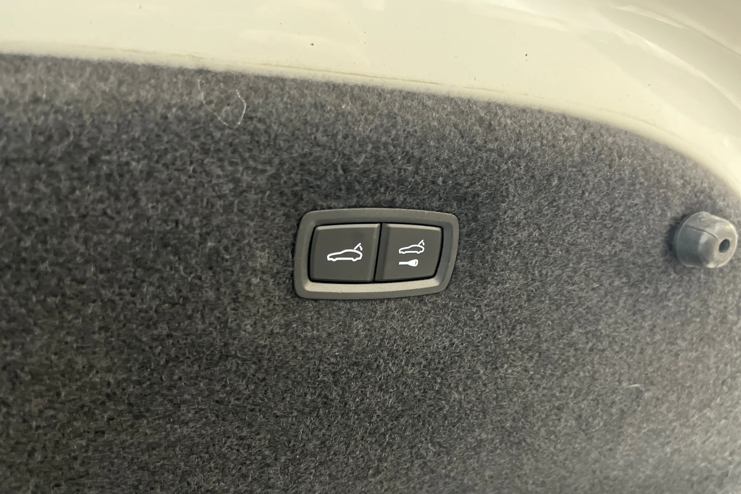 Valkoinen Porsche Taycan 2020 kuva 21.
