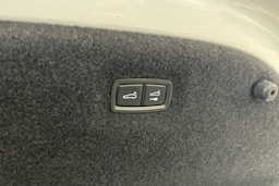 Valkoinen Porsche Taycan 2020 kuva 21.