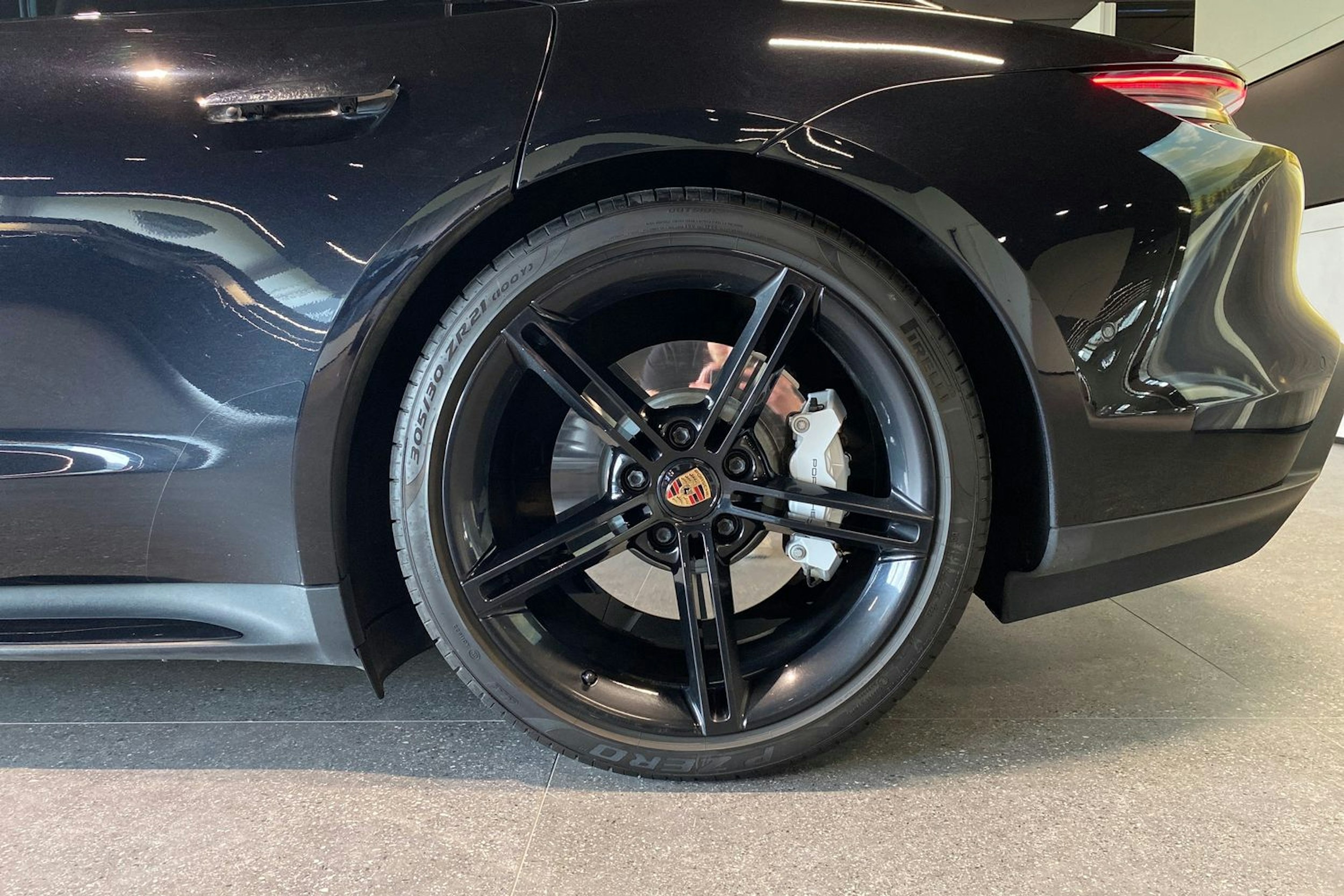 musta Porsche Taycan 2020 kuva 10.