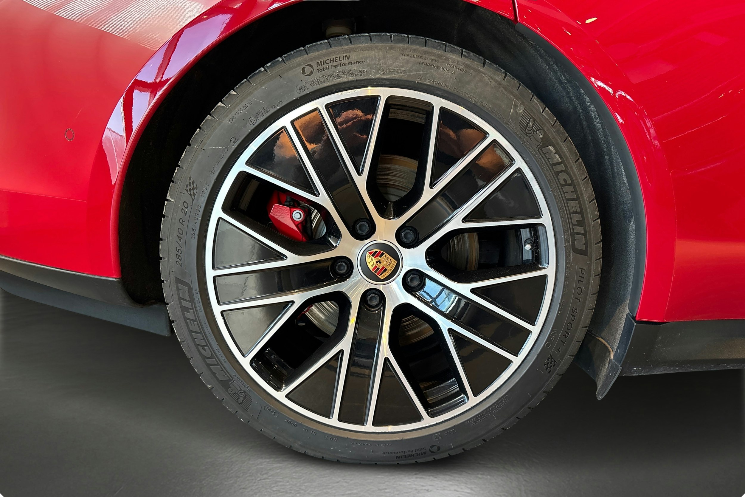 Punainen Porsche Taycan 2020 kuva 7.