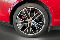 Punainen Porsche Taycan 2020 kuva 7.