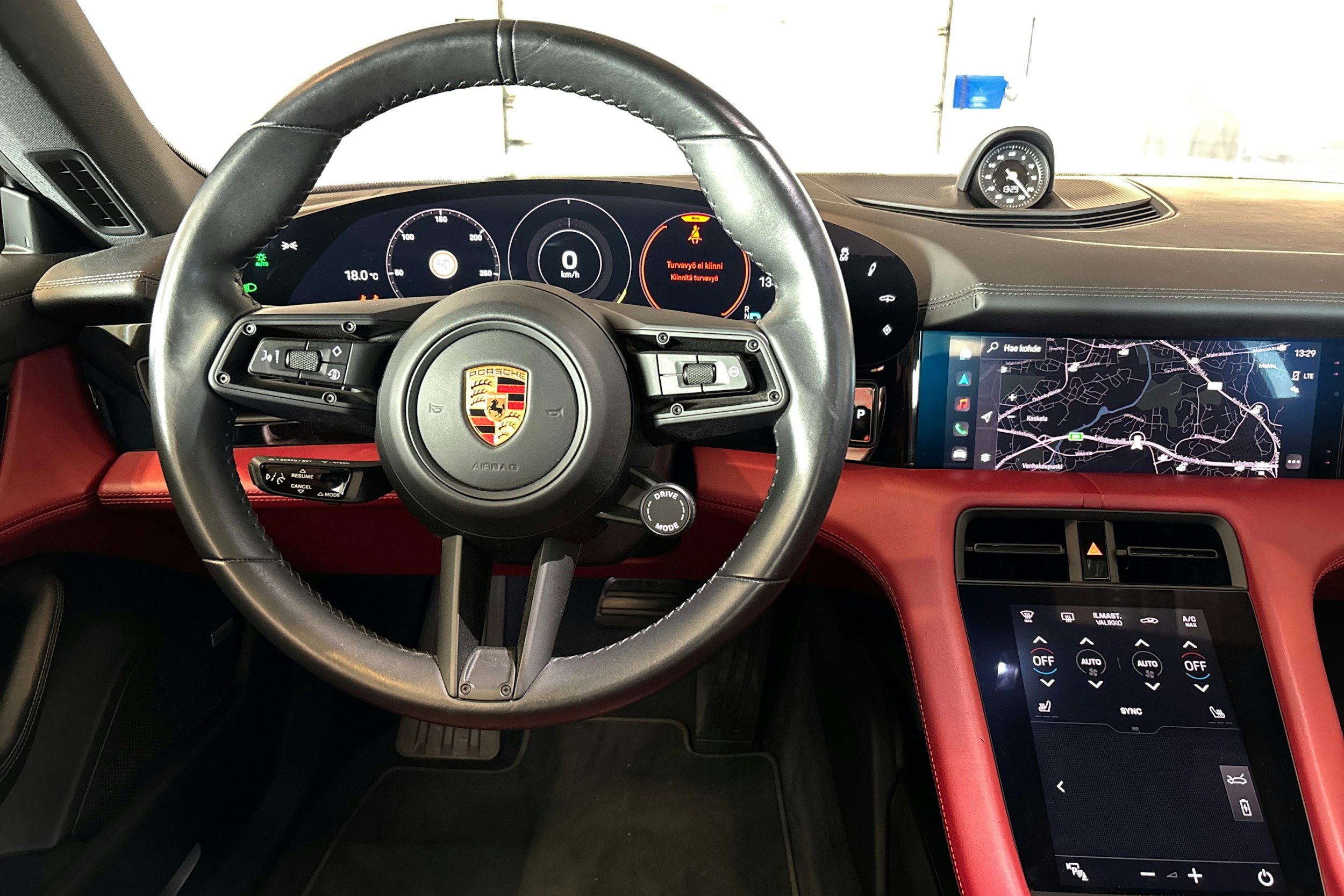 Punainen Porsche Taycan 2020 kuva 11.