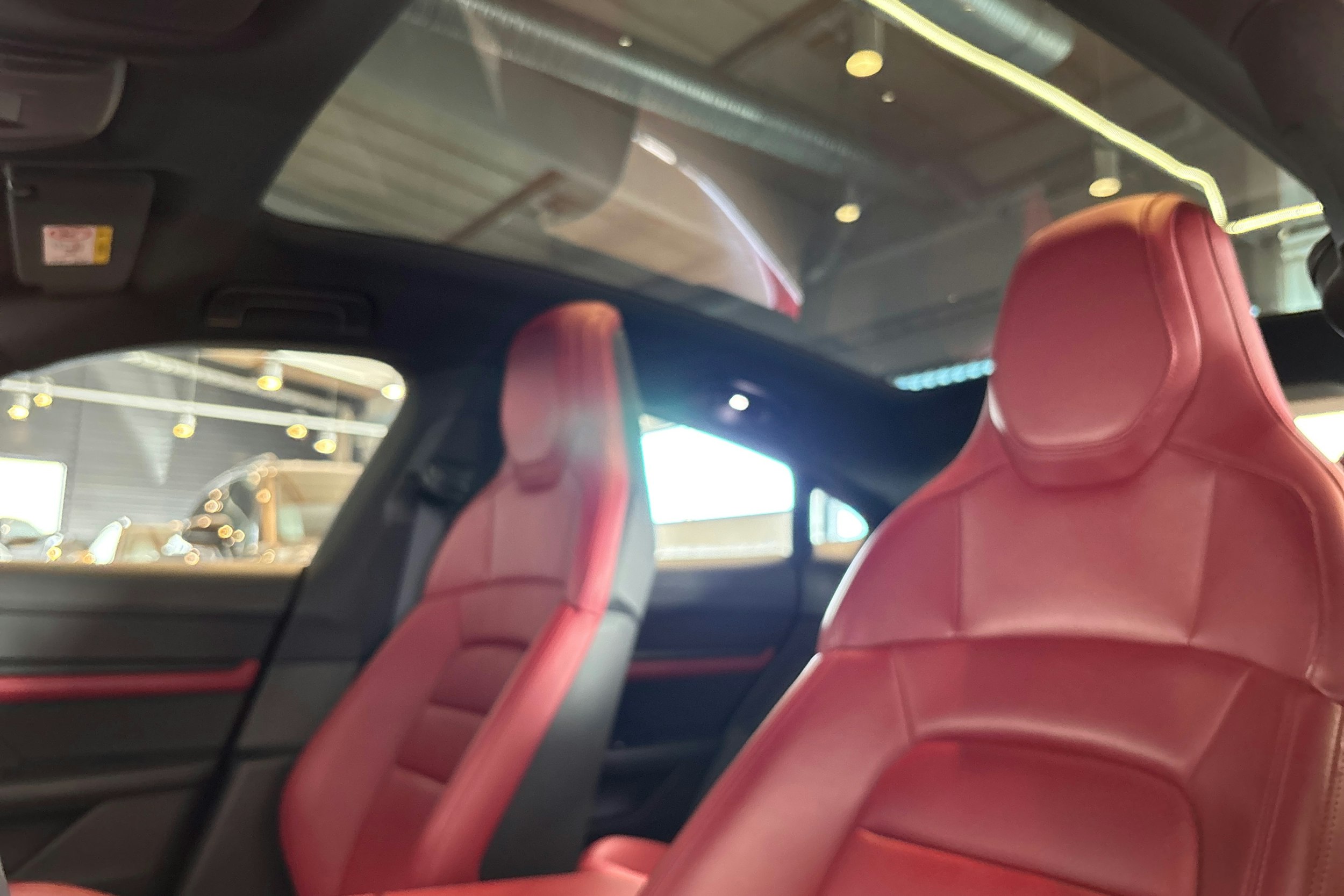 Punainen Porsche Taycan 2020 kuva 12.