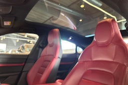 Punainen Porsche Taycan 2020 kuva 12.