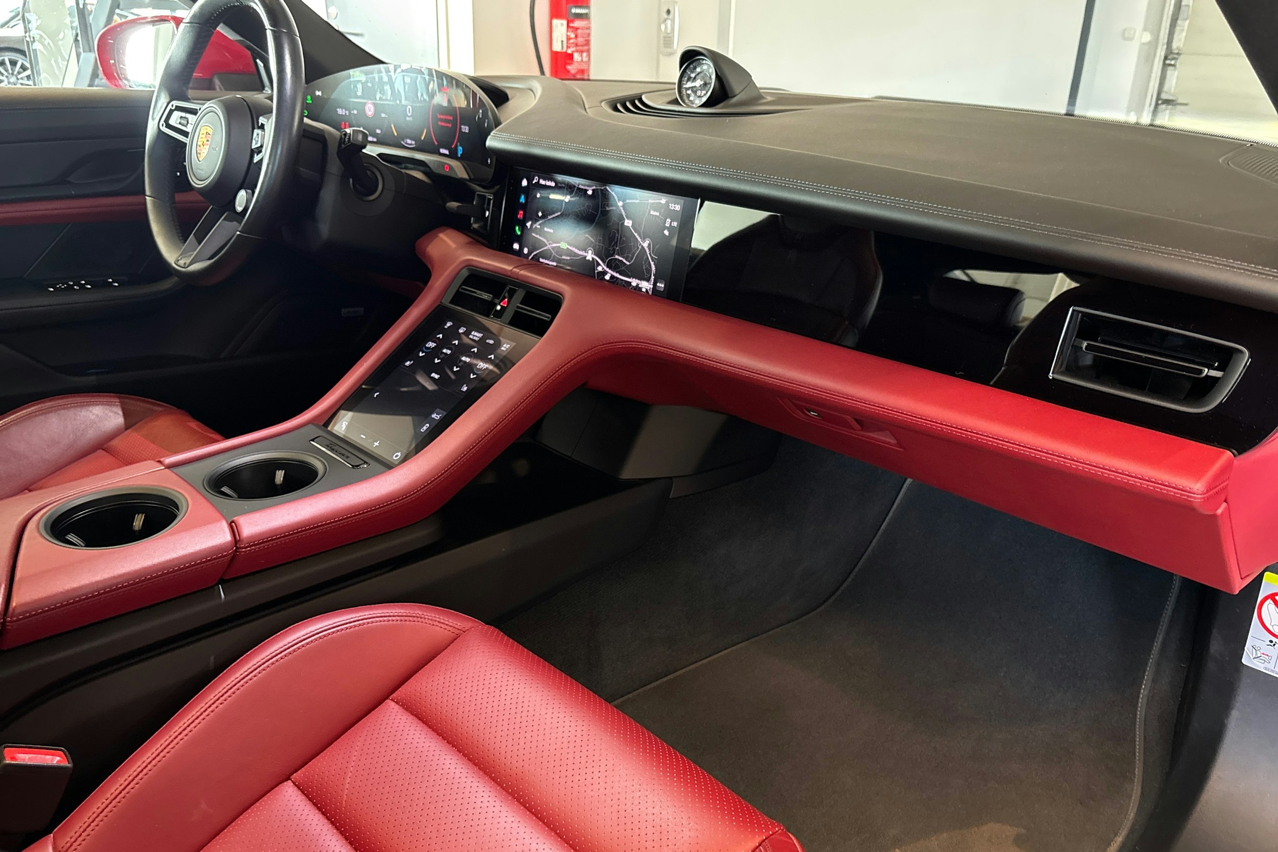 Punainen Porsche Taycan 2020 kuva 13.