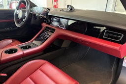 Punainen Porsche Taycan 2020 kuva 13.