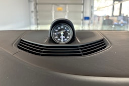 Punainen Porsche Taycan 2020 kuva 17.