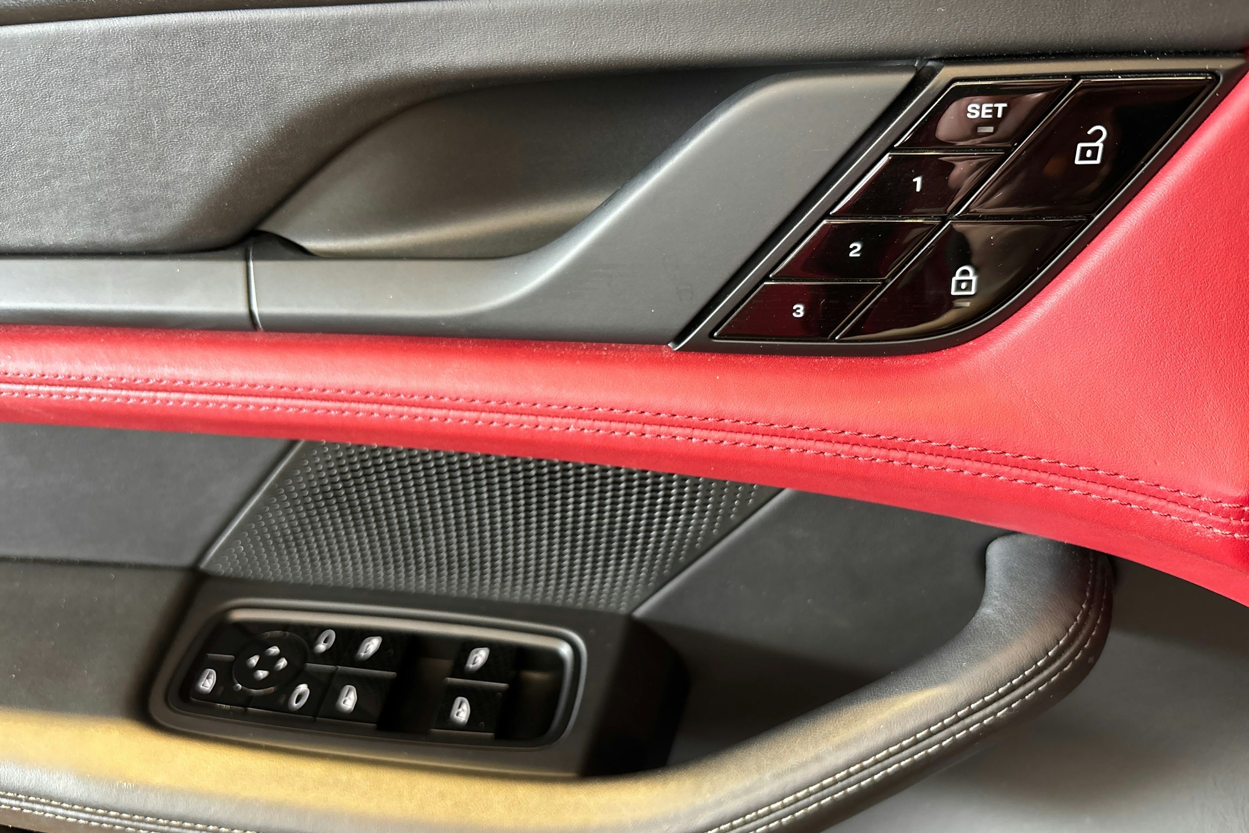 Punainen Porsche Taycan 2020 kuva 23.