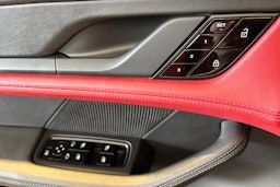 Punainen Porsche Taycan 2020 kuva 23.