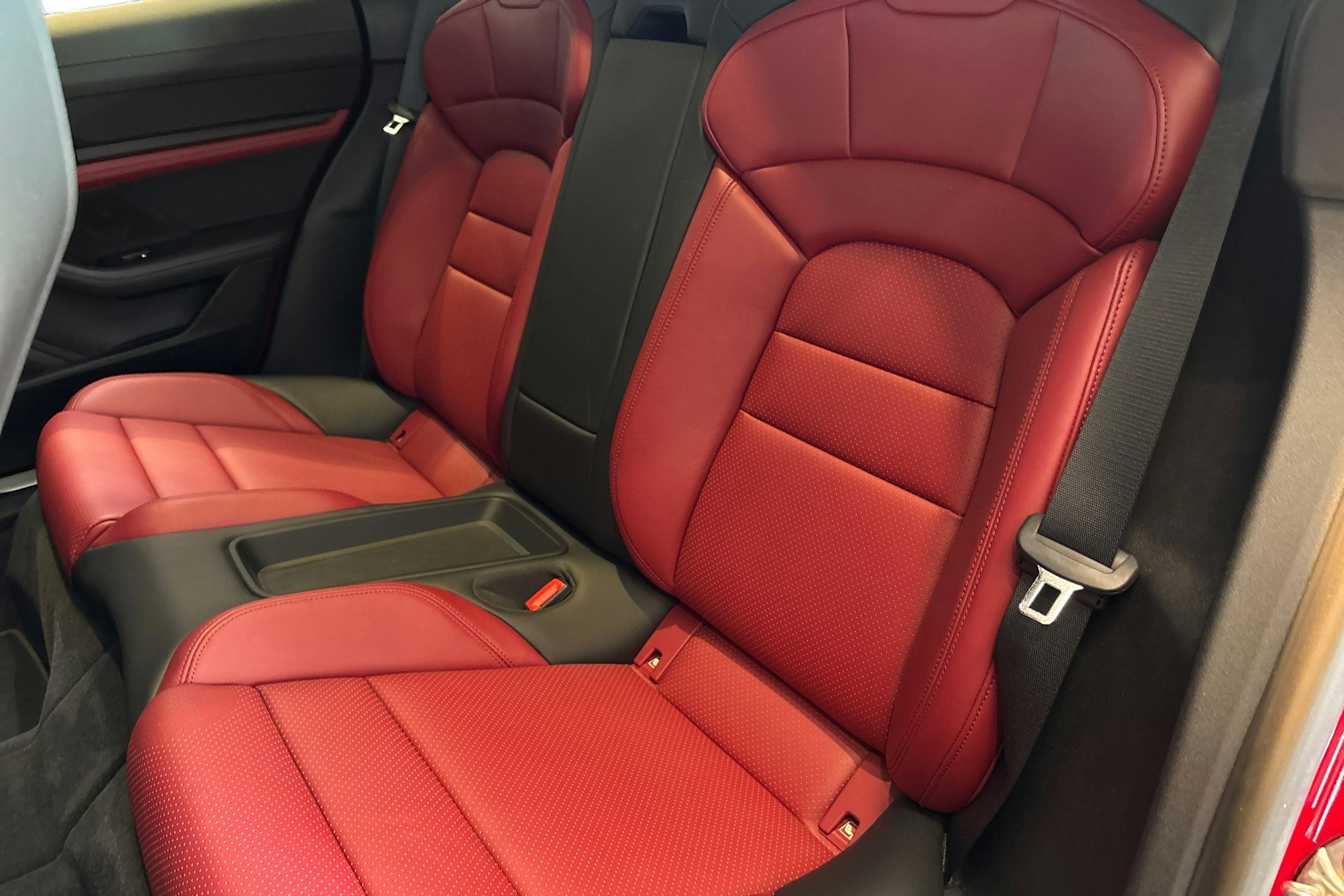 Punainen Porsche Taycan 2020 kuva 24.