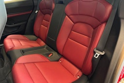 Punainen Porsche Taycan 2020 kuva 24.