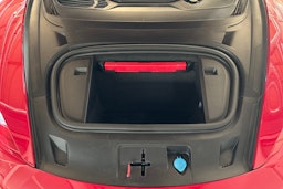 Punainen Porsche Taycan 2020 kuva 26.