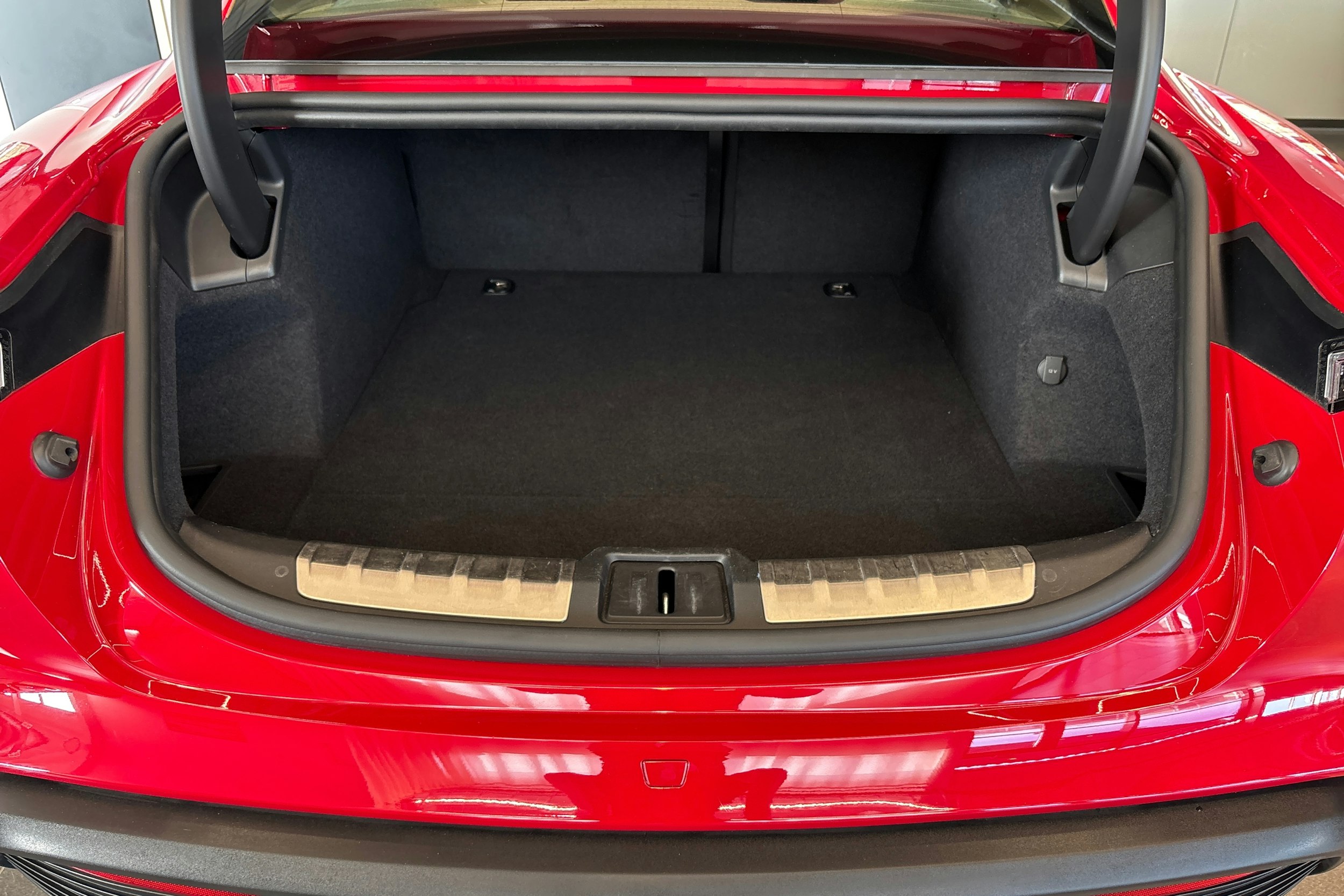 Punainen Porsche Taycan 2020 kuva 27.