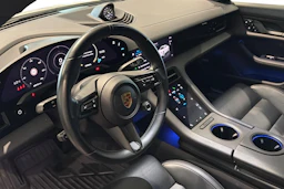 valkoinen Porsche Taycan 2020 kuva 5.