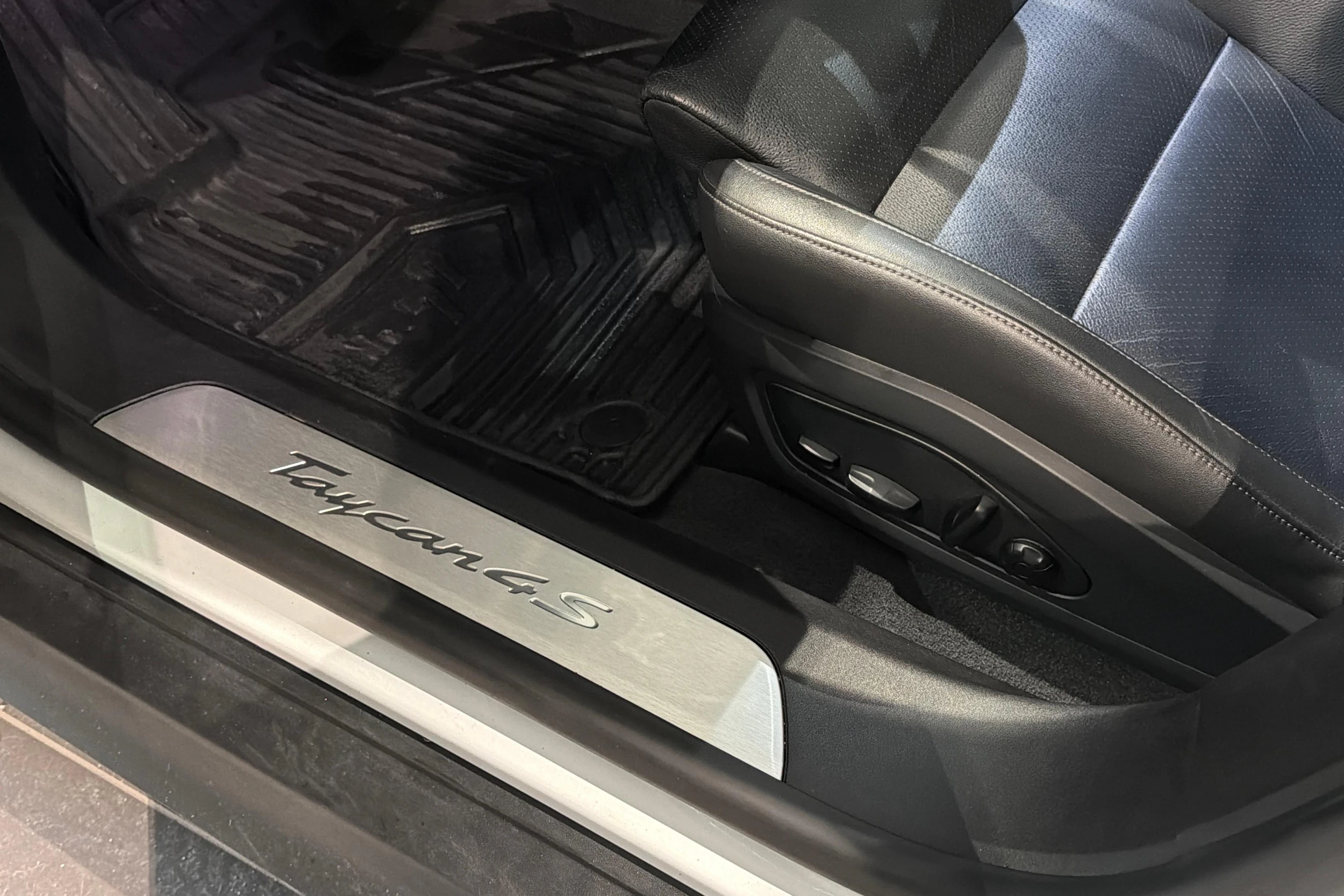 valkoinen Porsche Taycan 2020 kuva 9.