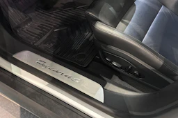 valkoinen Porsche Taycan 2020 kuva 9.