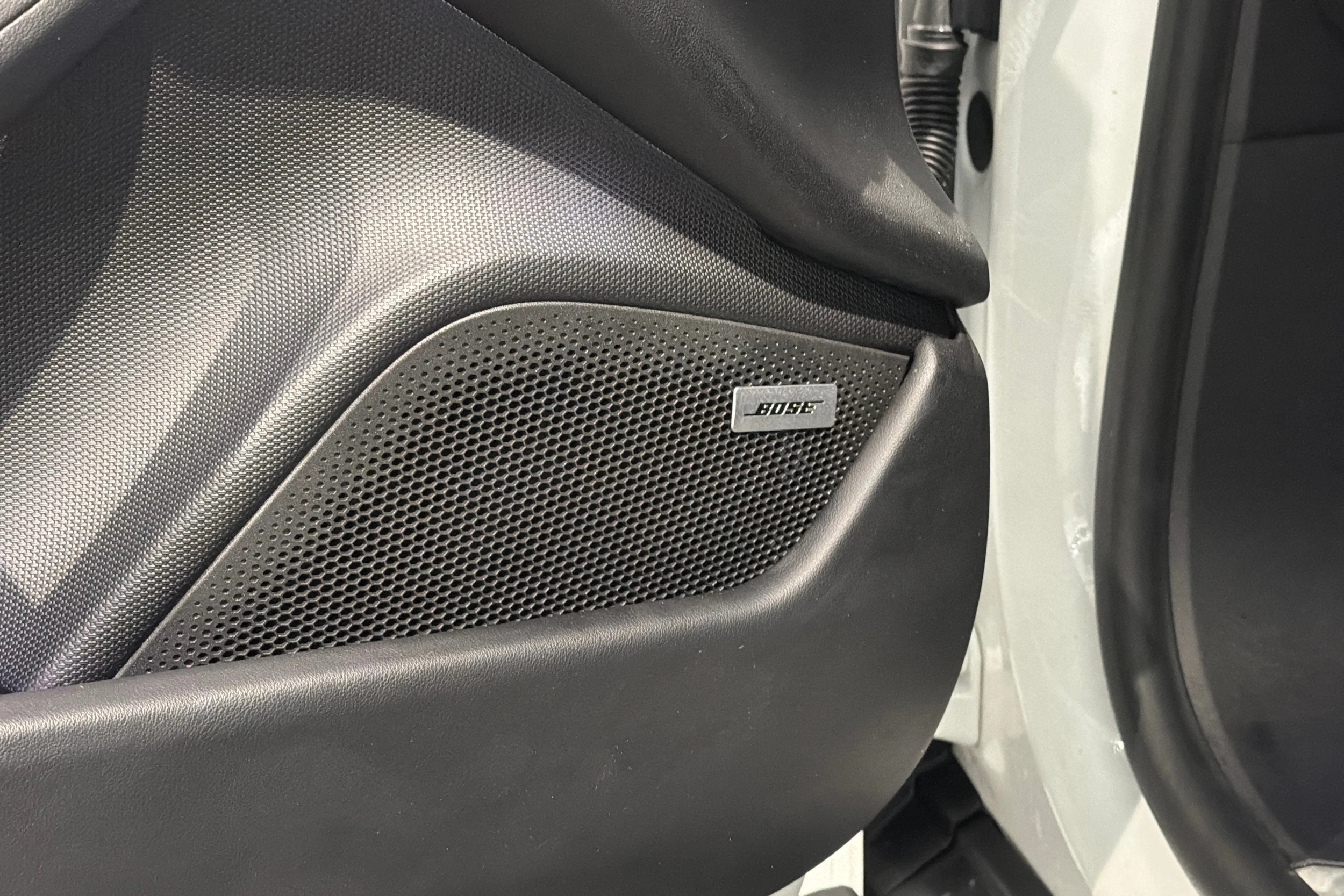 valkoinen Porsche Taycan 2020 kuva 10.