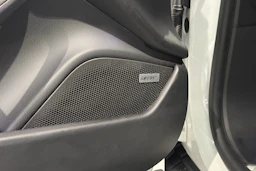valkoinen Porsche Taycan 2020 kuva 10.