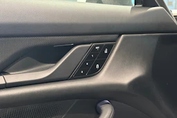 valkoinen Porsche Taycan 2020 kuva 11.