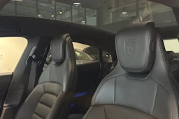 valkoinen Porsche Taycan 2020 kuva 12.