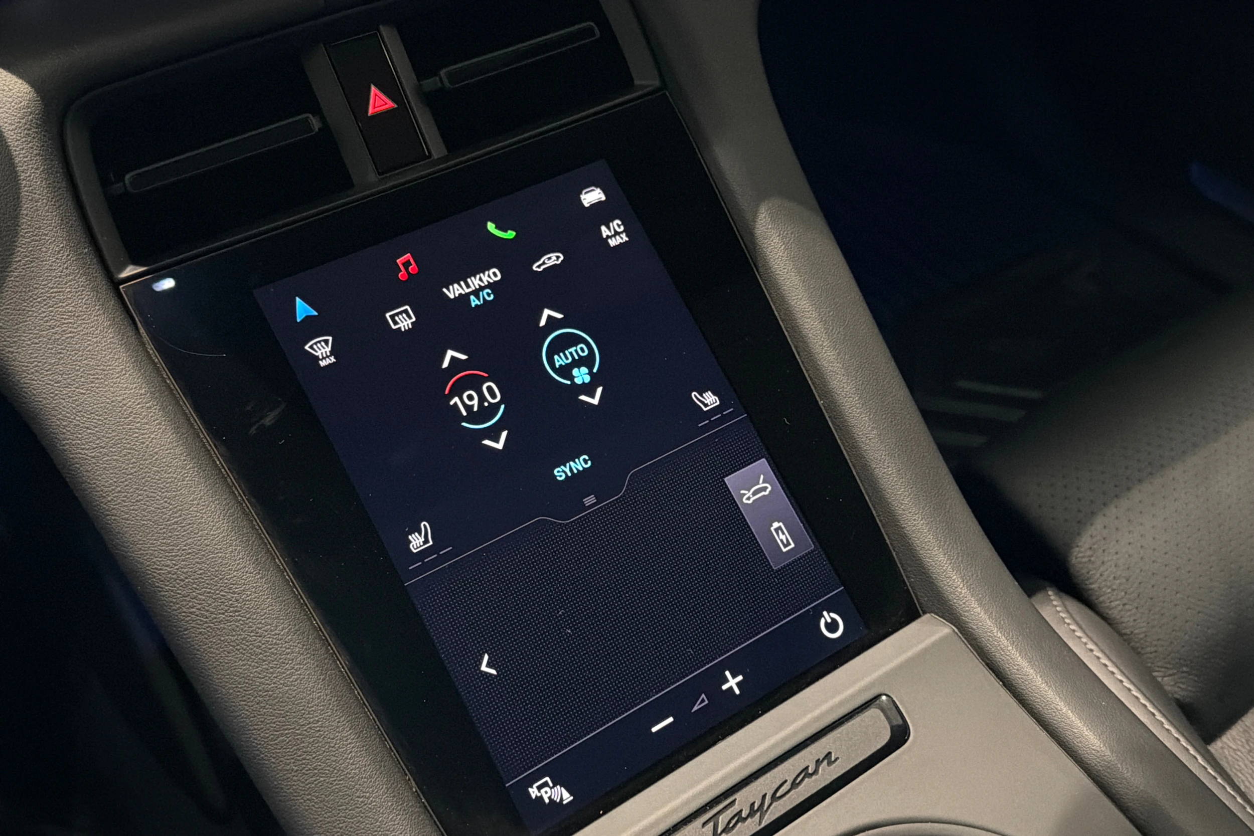 valkoinen Porsche Taycan 2020 kuva 13.