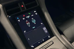valkoinen Porsche Taycan 2020 kuva 13.