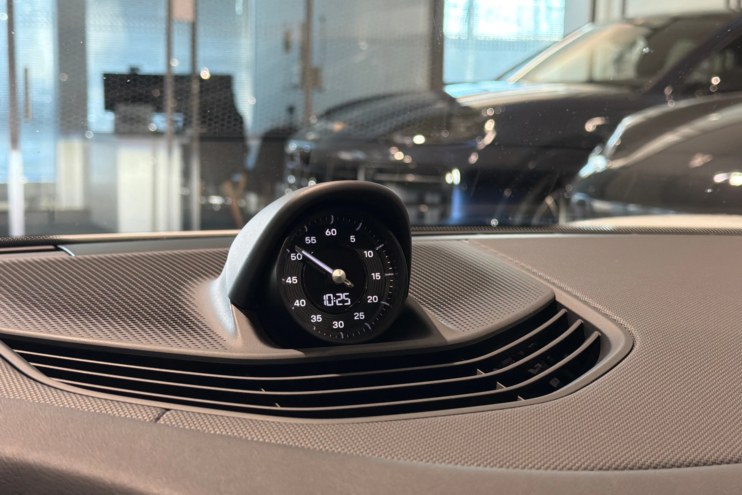 valkoinen Porsche Taycan 2020 kuva 15.