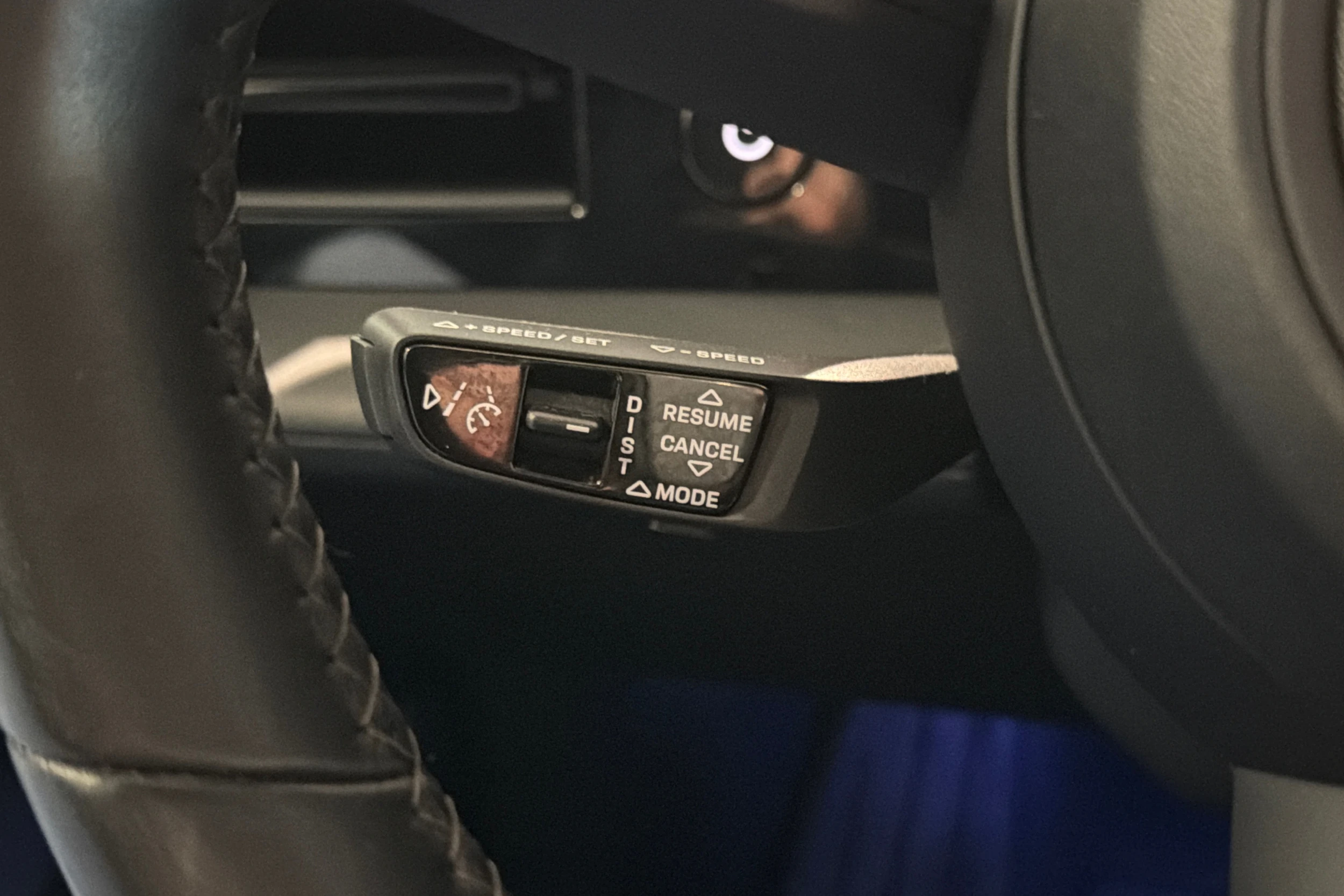 valkoinen Porsche Taycan 2020 kuva 16.